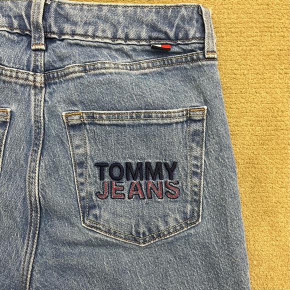 Tommy Hilfiger Logo Embroidered and Patchwork High Waisted Mom Jeans - Picture 5 of 6